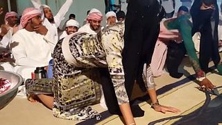 Мусульманки танцуют, при этом сексуально крутят задницами перед мужиками