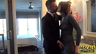 Мужик в костюме трахает в прихожей девушку в чулка, а потом отводит ее на кровать и грубо трахает в рот