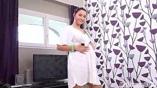 Блондинка раздевается и теребит свой клитор во время большого срока беременности