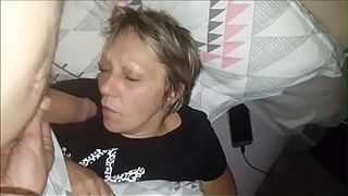 Старая пьяная шлюха отлично выспалась, когда по её губам водил мужик своим большим членом