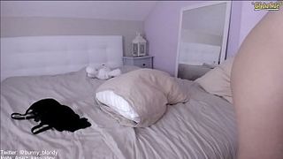 Девушка с очень большой грудью остается одна и дрочит себе на камеру кончая на пол