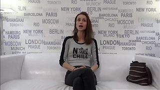 На порно кастинге модель показала умение трахаться в жопу