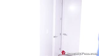 Пока мать готовила кофе, дочка потрахалась с гостем на полу и приняла сливки в рот