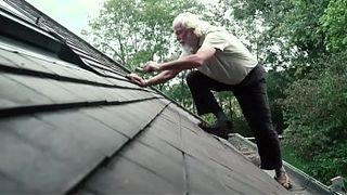 Во дворе седой дед выебал молодую худышку в мокрую вагину