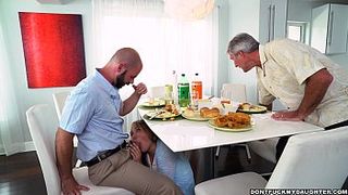 Друг бати трахнул его дочурку на кровати после того как она отсосала ему во время обеда