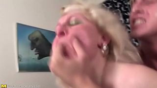 Милфы сняли молодого пацана и замутили групповуху