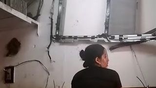 Замужняя баба трясёт в гараже жопой и снимает на телефон мастурбацию