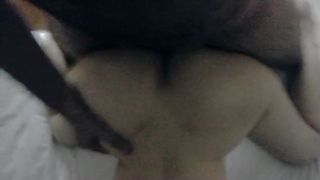 Здоровый мужик оттрахал чужую жену толстым хером и кончил ей на манду