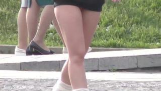 Русская девушка в парке и на улице светит перед прохожими бритой пиздой и попой