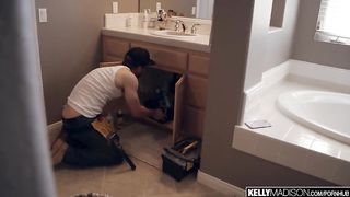 Сантехник на широкой кровати выебал красивую домохозяйку дилдо и писюном